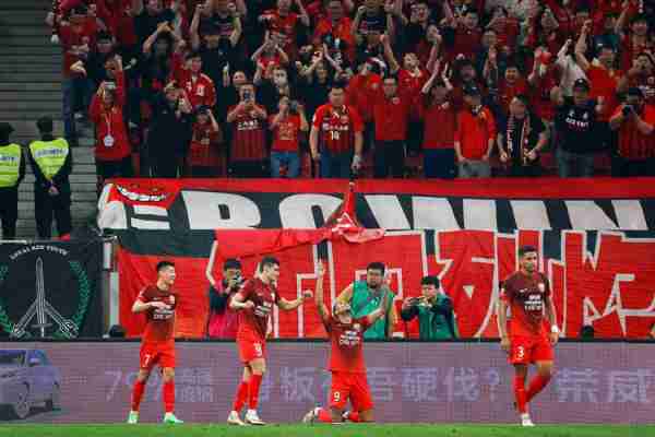 足球联赛中的惊险一幕,球队们为胜利拼尽全力 足球联赛中的惊险一幕,球队们为胜利拼尽全力