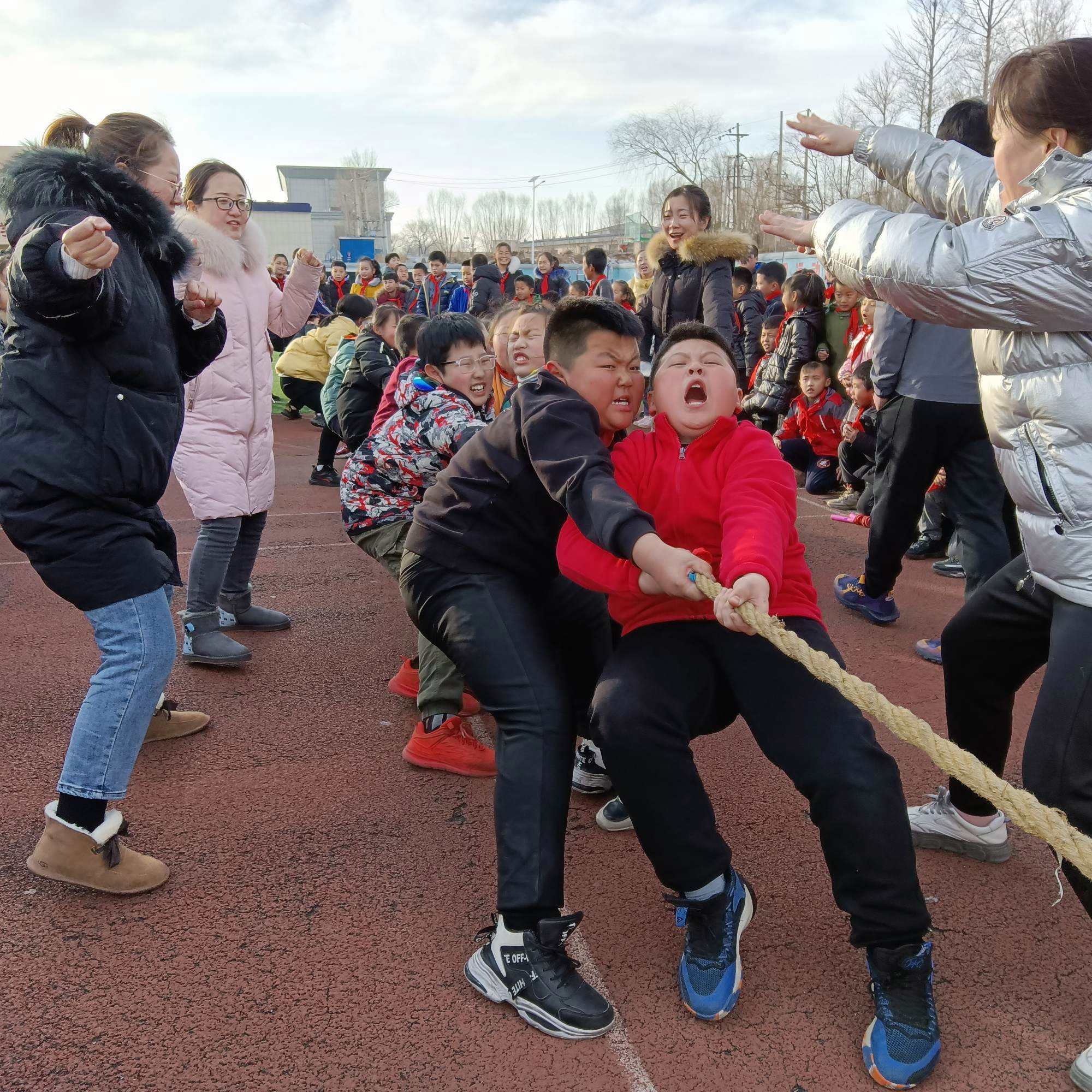 拔河比赛选手协同作战,劲头十足的简单介绍 拔河比赛选手协同作战,劲头十足的简单介绍