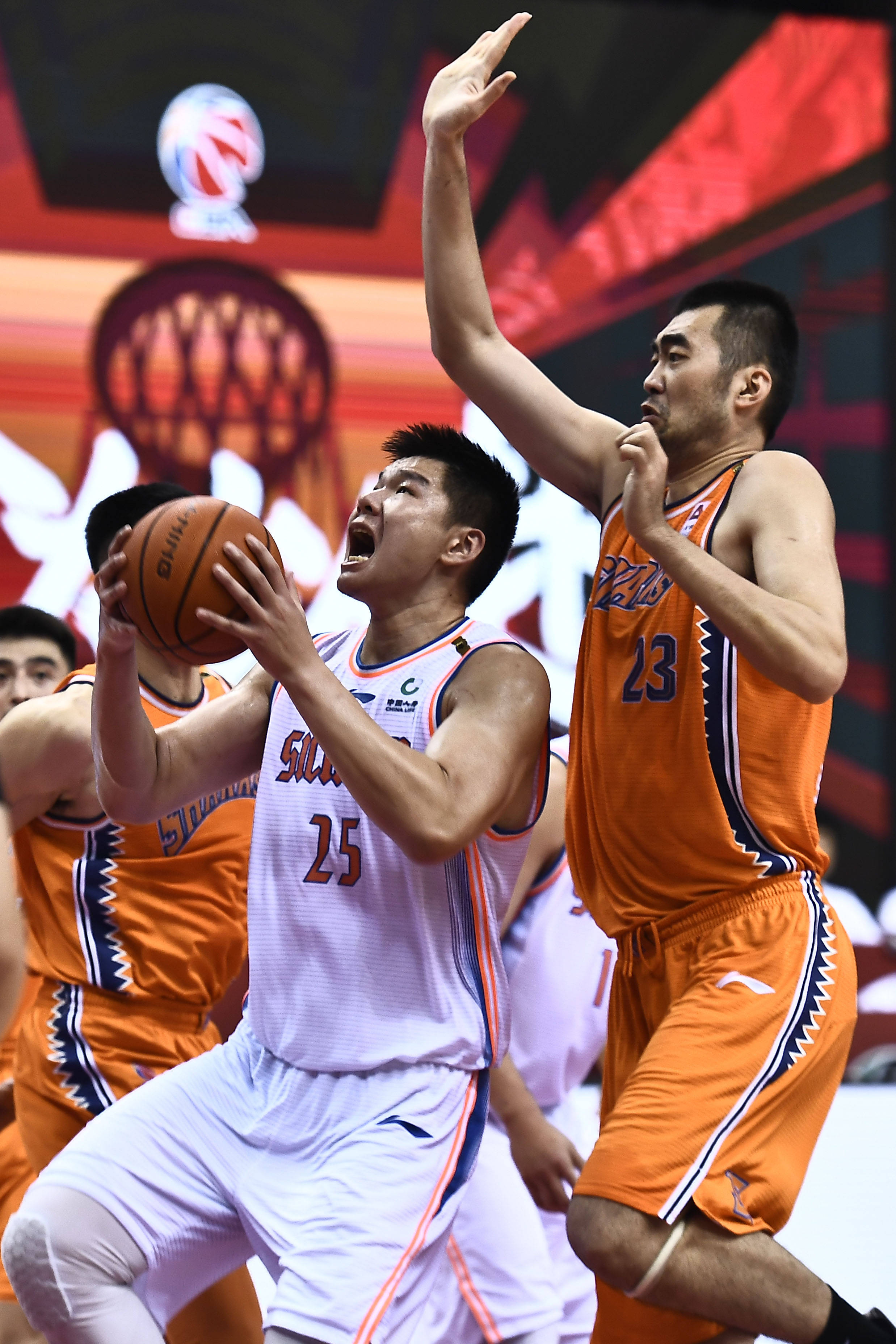 上海男篮在主场全面击败对手