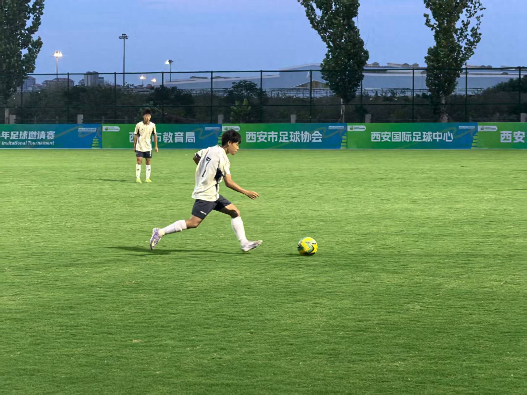 足球赛事精彩纷呈：劲旅对攻，比分胜负难料的简单介绍