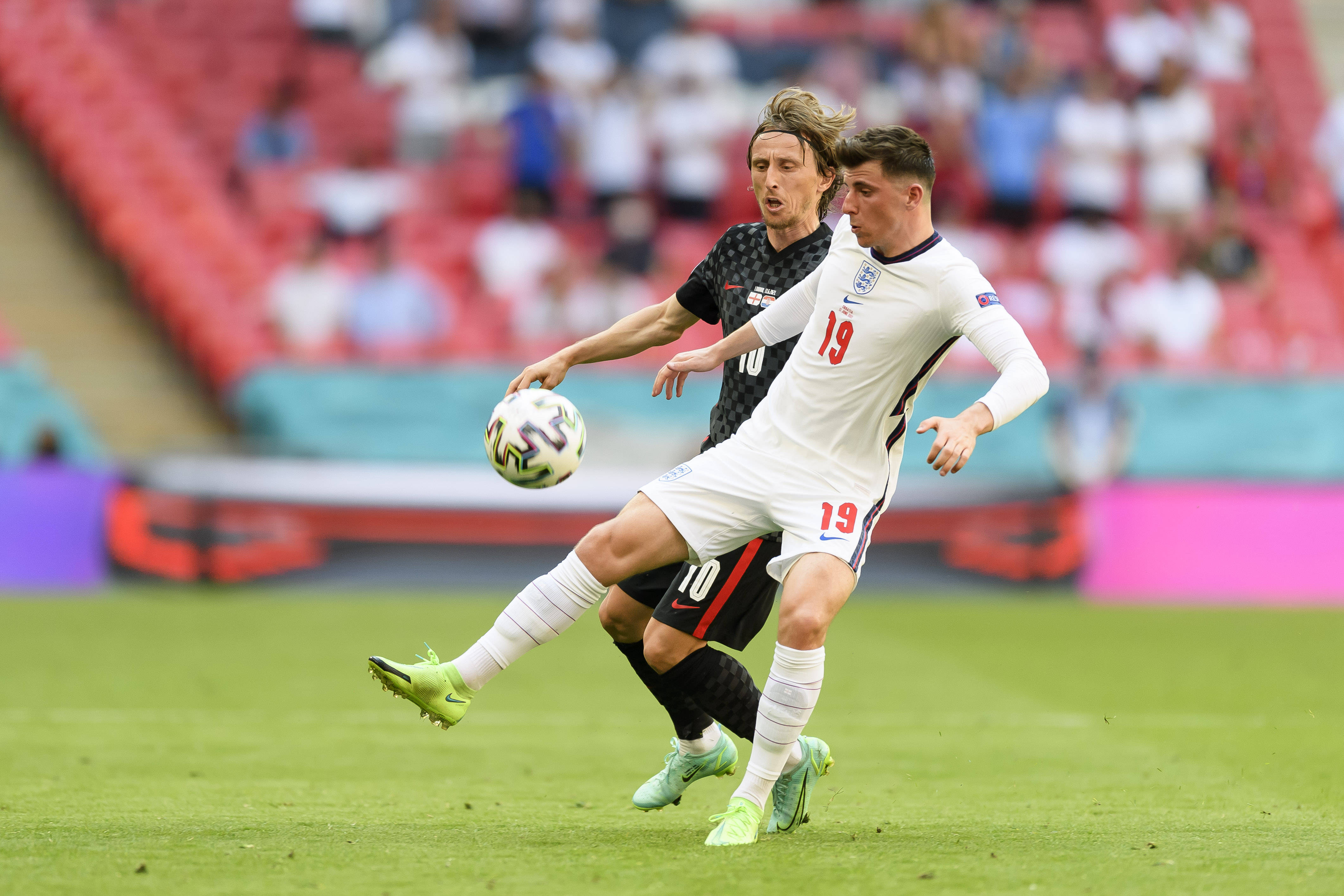 对峙对决，欧洲足球强队备战战略谨慎的简单介绍