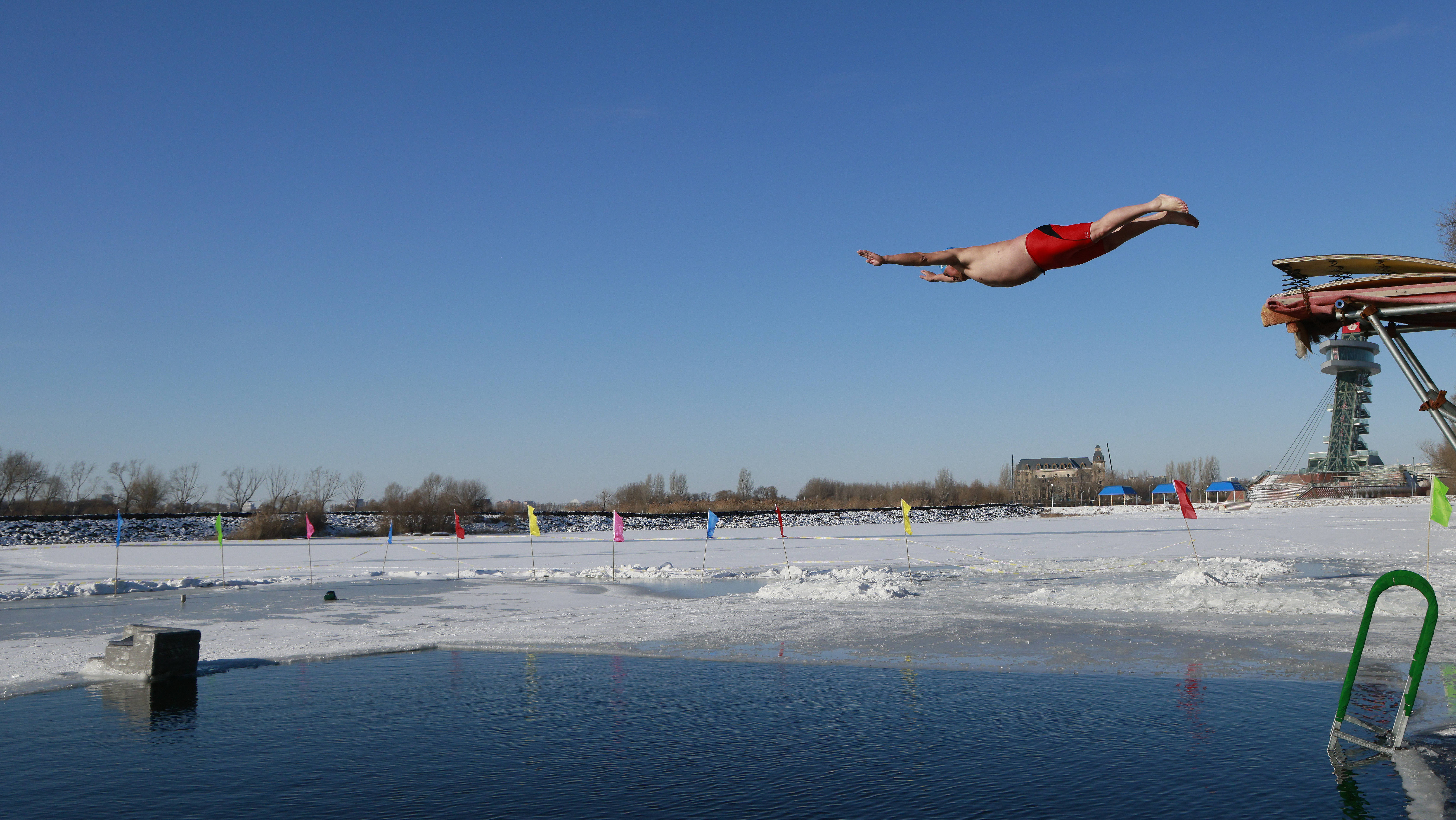 游泳球员突破自我，表现堪称完美的简单介绍