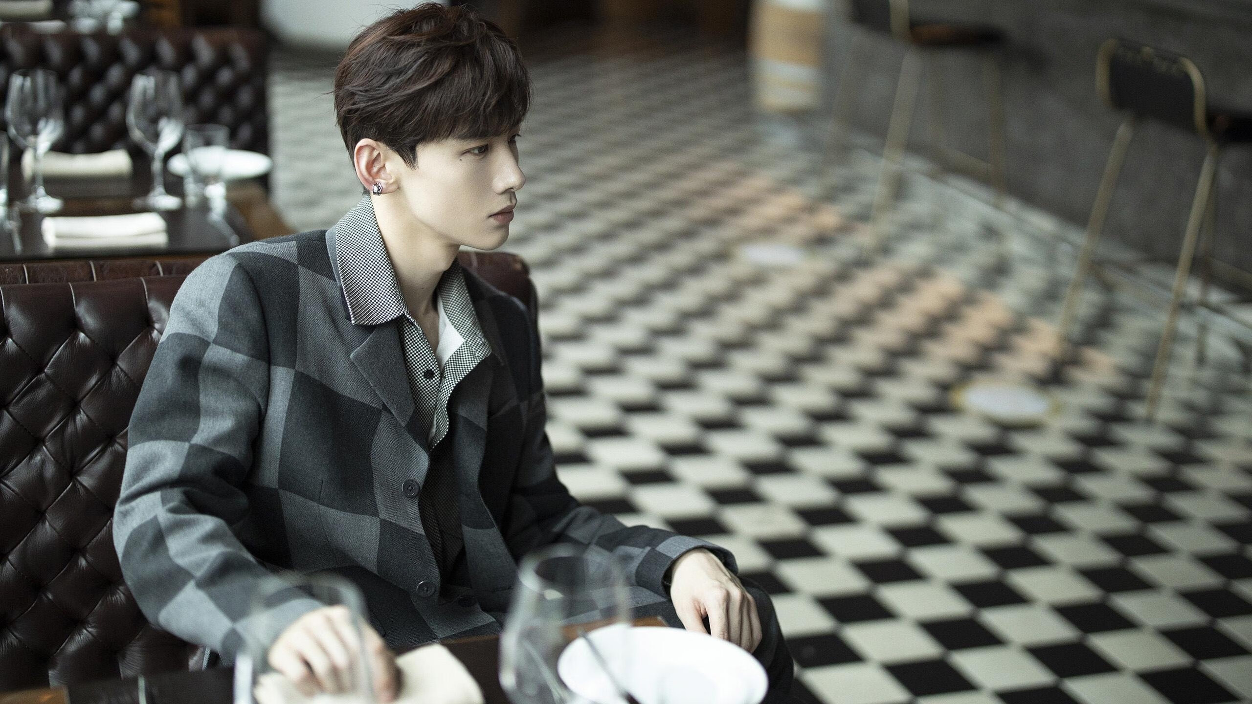 雄鹿对决马刺折射联盟格局，浓眉隔空证明巨星成色